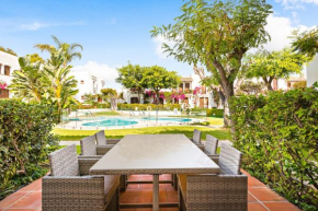 Estepona - Playa - Villa de 3 dormitorios con acceso directo a la piscina y al lado del mar